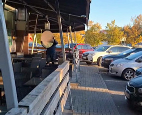 Vežame dalinius, negabaritinius, smulkius krovinius pagal susitarimą. Surenkame ir išvežame senus baldus.
Galime pasiūlyti iki 4 krovėjų vienu metu.Vežame krovinius Klaipeda-Kaunas 1kg iki 12 tonų.