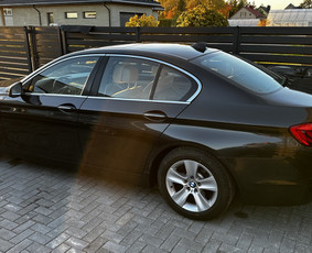 BMW 520D 2013M, mechaninė pavarų dežė.
Parktronikai priekis-galas.
Šildomos sėdynes.
Ekonomiška.
Xenon.