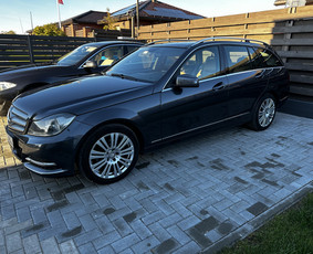 MB C-Class 220D 2013m, automatinė pavarų dežė.
Parktronikai priekis-galas.
Ekonomiška.