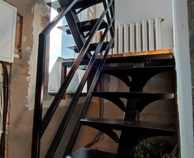 Laiptai su tureklais