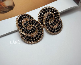 Suknelių nuoma - Aksesuarų (auskarų, delninukių) nuoma - 2