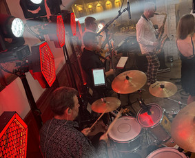 Gyvos garso grupė - Diksai - Vestuvių muzikantai - 2 Vestuvių muzikantai - Gyvos garso grupė - Diksai - 2