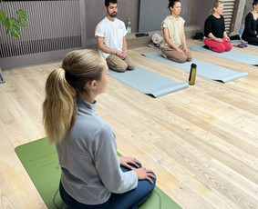 Grupinės jogos treniruotės - Jogos pamokos Vilniuje ir Online / En ir Lt - 1