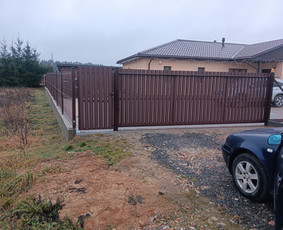 Kiemo vartai, gamyba - Montuojam segmentines ir metaliniu tvoralenčių tvoras - 1