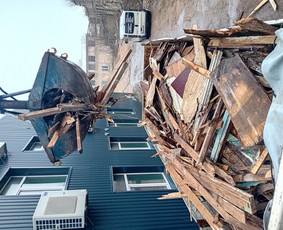Senų baldų išvežimas - Keturašio savivarčio su kranu ir greiferiniu kaušu paslaukos - 1