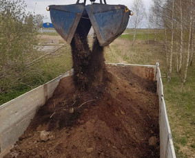 Keturašio savivarčio su kranu ir greiferiniu kaušu paslaukos - Birių krovinių pervežimas - 1 Birių krovinių pervežimas - Keturašio savivarčio su kranu ir greiferiniu kaušu paslaukos - 1