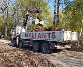 Keturašio savivarčio su kranu ir greiferiniu kaušu paslaukos - Fiskaras, fiskaro paslaugos - 1 Fiskaras, fiskaro paslaugos - Keturašio savivarčio su kranu ir greiferiniu kaušu paslaukos - 1
