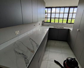 Akmens stalviršiai ir kitos akmeninės detalės - Akmens masės, marmuro, granito darbai - 2 Akmens masės, marmuro, granito darbai - Akmens stalviršiai ir kitos akmeninės detalės - 2