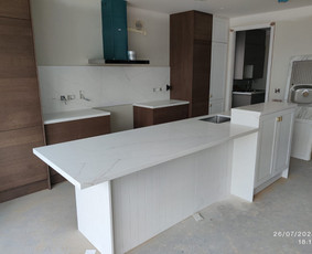 Akmens stalviršiai ir kitos akmeninės detalės - Akmens masės, marmuro, granito darbai - 1 Akmens masės, marmuro, granito darbai - Akmens stalviršiai ir kitos akmeninės detalės - 1