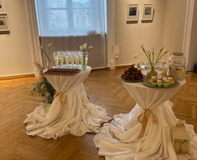 Šampano piramidė ir Vaišinimo staliukai po ceremonijos / Aušra Šniukštė - Stalo koja / Darbų pavyzdys ID 3732447
