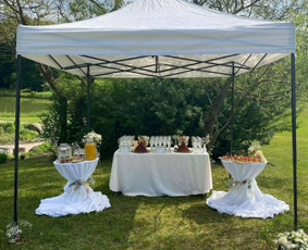 Šampano piramidė ir Vaišinimo staliukai po ceremonijos / Aušra Šniukštė - Stalo koja / Darbų pavyzdys ID 3732451