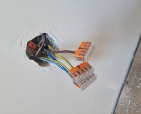 Elektrikas Vilniuje - Smulkūs elektros darbai - 1 Smulkūs elektros darbai - Elektrikas Vilniuje - 1