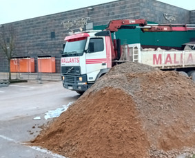 Keturašio savivarčio su kranu ir greiferiniu kaušu paslaukos - Statybinių atliekų išvežimas - 4 Statybinių atliekų išvežimas - Keturašio savivarčio su kranu ir greiferiniu kaušu paslaukos - 4