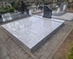 Kapaviečių dengimas plokštėmis, paminklų gamyba, Paminklai, kapų dekoravimas skaldele, granitinių tri nkelių dangos įrengimas ir kiti kapaviečių tvarkymo bei įrengimo darbai www.kapu.lt +37065688083
