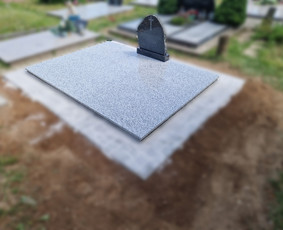 Kapaviečių dengimas plokštėmis, paminklų gamyba, Paminklai, kapų dekoravimas skaldele, granitinių tri nkelių dangos įrengimas ir kiti kapaviečių tvarkymo bei įrengimo darbai www.kapu.lt +37065688083