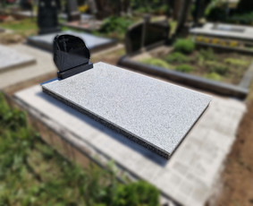 Kapaviečių dengimas plokštėmis, paminklų gamyba, Paminklai, kapų dekoravimas skaldele, granitinių tri nkelių dangos įrengimas ir kiti kapaviečių tvarkymo bei įrengimo darbai www.kapu.lt +37065688083