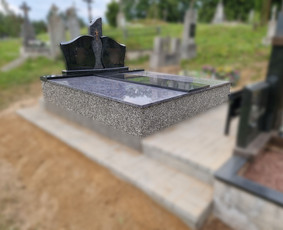 Kapaviečių dengimas plokštėmis, paminklų gamyba, Paminklai, kapų dekoravimas skaldele, granitinių tri nkelių dangos įrengimas ir kiti kapaviečių tvarkymo bei įrengimo darbai www.kapu.lt +37065688083