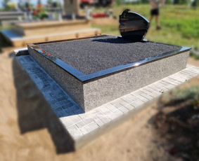 Kapaviečių dengimas plokštėmis, paminklų gamyba, Paminklai, kapų dekoravimas skaldele, granitinių tri nkelių dangos įrengimas ir kiti kapaviečių tvarkymo bei įrengimo darbai www.kapu.lt +37065688083