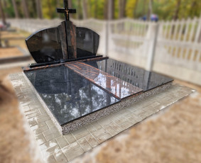 Kapaviečių dengimas plokštėmis, paminklų gamyba, kapų dekoravimas skaldele, granitinių tri nkelių dangos įrengimas ir kiti kapaviečių tvarkymo bei įrengimo darbai www.kapu.lt +37065688083