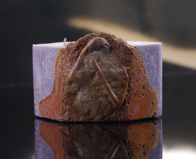 PARDUOTA!
Betone lieta palmių vaško žvakė dekoruota jūriniu akmenimi. 
Vaško kiekis: 500 ml
Išmatavimai: 12x12 cm
Degimo laikas: ± 100 val
