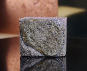 PARDUOTA!
Betone lieta palmių vaško žvakė dekoruota jūriniu akmenimi. 
Vaško kiekis: 500 ml
Išmatavimai: 12x12 cm
Degimo laikas: ± 100 val