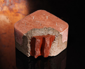 PARDUOTA!
Betone lieta palmių vaško žvakė dekoruota moliu.
Vaško kiekis: 500 ml
Išmatavimai: 12x12 cm
Degimo laikas: ± 100 val