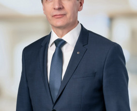 Portreto fotografija studijoje arba sutartoje vietoje.