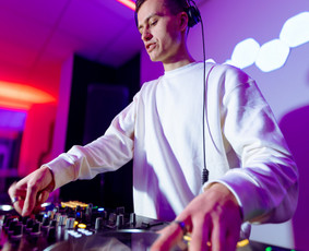 Dj - Garsas - Apšvietimas - Mokymai - Tech Aptarnavimas - DJ paslaugos - 2 DJ paslaugos - Dj - Garsas - Apšvietimas - Mokymai - Tech Aptarnavimas - 2