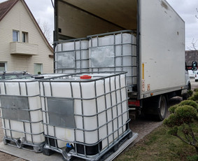 Vandens atvežimas statyboms baseinams šuliniams. / 1000L talpos ibc konteineriai atveža vandenį / Darbų pavyzdys ID 3838837