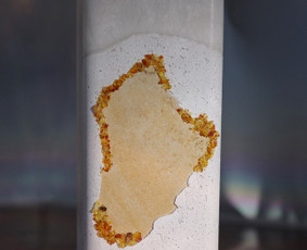 PARDUOTA!
Baltame betone lieta palmių vaško žvakė su jūriniu akmenimi ir baltijos gintaru.
Vaško kiekis: 600 ml
Išmatavimai: 8,5x8,5 cm; 18 cm
Degimo laikas: ± 120 val