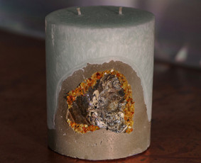PARDUOTA!
Betone lieta palmių vaško žvakė dekoruota jūrine kriaukle ir baltijos gintaru.
Vaško kiekis: 480 ml
Išmatavimai: 9 cm
Degimo laikas: ± 90 val