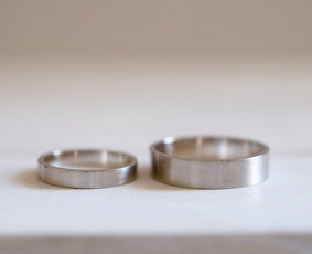 Balto aukso žiedai 6mm ir 4mm pločio, tiesaus profilio.