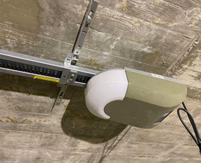 Pigiausi pakeliami segmentiniai garažo vartai Lietuvoje - Garažo vartų automatika - 1 Garažo vartų automatika - Pigiausi pakeliami segmentiniai garažo vartai Lietuvoje - 1