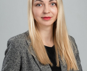 Portreto fotografija studijoje arba sutartoje vietoje.