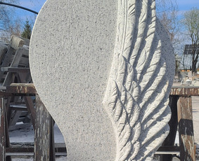 Antkapinis paminklas pagal užsakovų pateiktą projektą. Granitas, h-100 cm.