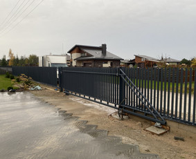 Juodo ir nerūdijančio plieno konstrukcijų gamyba - Kiemo vartai, gamyba - 3 Kiemo vartai, gamyba - Juodo ir nerūdijančio plieno konstrukcijų gamyba - 3