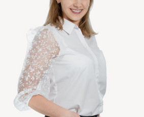 Portreto fotografija studijoje arba sutartoje vietoje.