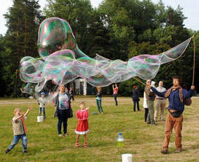 Dideli Muilo Burbulai jūsų šventėms! Bubble Dude - Pramogos vaikams - 1 Pramogos vaikams - Dideli Muilo Burbulai jūsų šventėms! Bubble Dude - 1