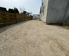 Trinkelių pagrindo paruošimas - Trinkelių klojimas, polių gręžimas, tvorų montavimas - 1