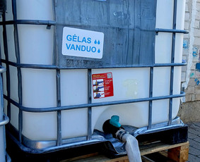Vandens atvežimas statyboms baseinams šuliniams. / 1000L talpos ibc konteineriai atveža vandenį / Darbų pavyzdys ID 3931554