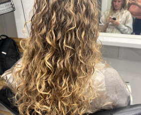 Kirpyklos, kirpėjai, stilistai - Plaukų bio garbanojimas - 3