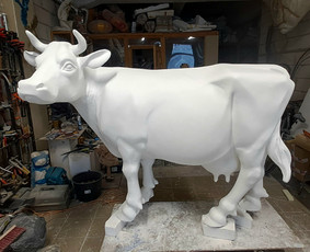 Karvės skulptūra ekspizicijai, glaistytas putplastis, 160×90×230 cm.
