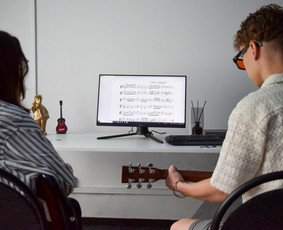 Privati Muzikos Mokykla Visos Stygos Justiniškėse - Gitaros pamokos - 1 Gitaros pamokos - Privati Muzikos Mokykla Visos Stygos Justiniškėse - 1