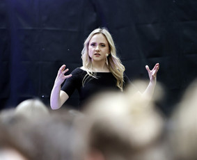 Komunikacijos, viešo kalbėjimo ir komandos formavimo lektorė - Seminarų vedimas - 2 Seminarų vedimas - Komunikacijos, viešo kalbėjimo ir komandos formavimo lektorė - 2