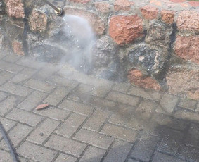 Fasadų, stogų, trinkelių plovimas aukštu slėgiu ir dažymas - Trinkelių valymas - 1 Trinkelių valymas - Fasadų, stogų, trinkelių plovimas aukštu slėgiu ir dažymas - 1