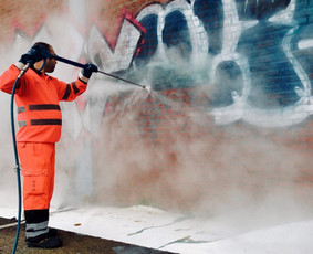 Fasadų, stogų, trinkelių plovimas aukštu slėgiu ir dažymas - Grafiti plovimas - 1 Grafiti plovimas - Fasadų, stogų, trinkelių plovimas aukštu slėgiu ir dažymas - 1