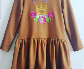 Siuvinėta suknytė mergaitei.
Daugiau rasite čia: https://www.facebook.com/pg/happyangels.lt/shop/?ref=page_internal