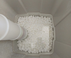 Vandens gerinimo sprendimai buičiai ir pramonei - Vandens filtrų druskos keitimas - 1 Vandens filtrų druskos keitimas - Vandens gerinimo sprendimai buičiai ir pramonei - 1