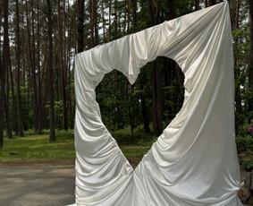 Foto sienelė „Širdelė“
fotosienelė su baltu paklotu- 150e;
fotosienelė su baltu paklotu + gėlių arka- 200e