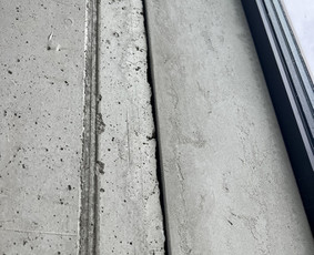Lietuviško Mr. Clay prekinio ženklo molio tinkas - betono blokų imitacija